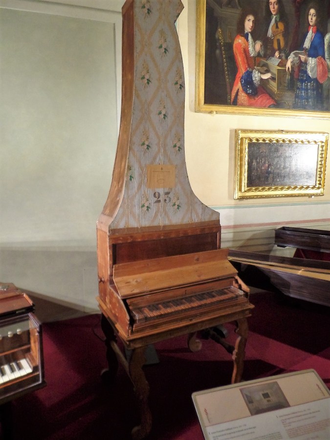 Upright piano