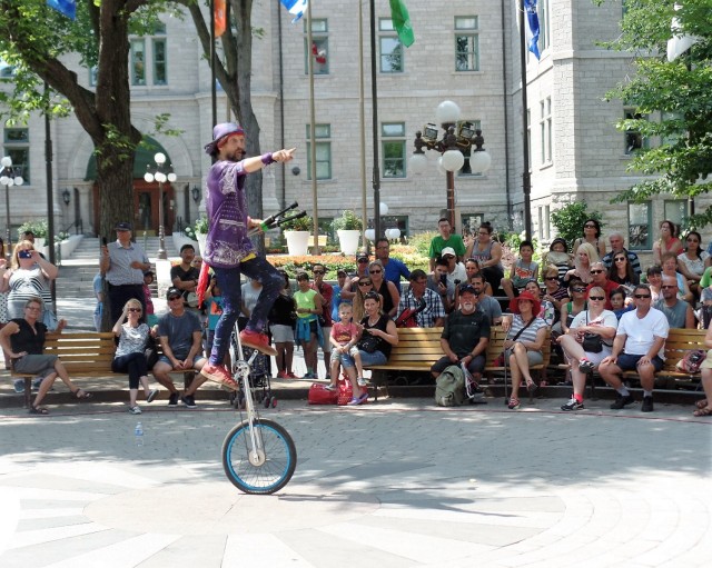 Street performers in Quebec