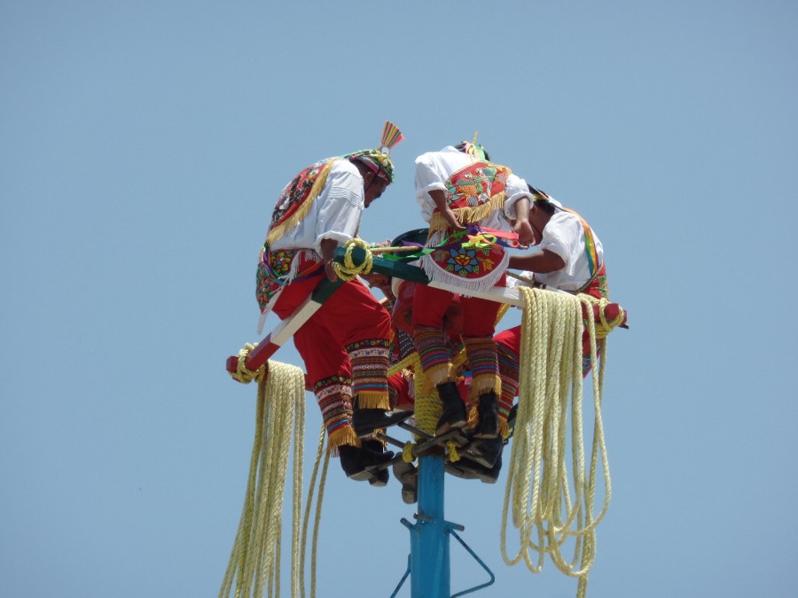 Tulum acrobats