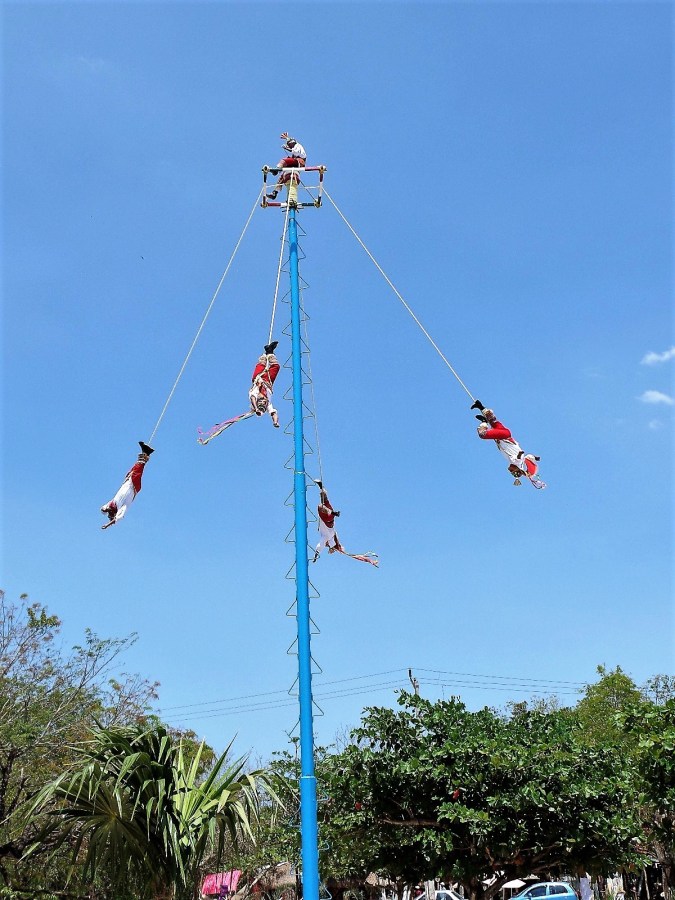 Tulum acrobats
