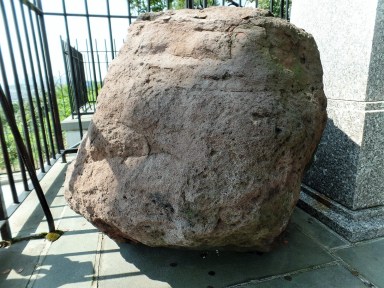 Weehawken Dueling Grounds rock where Hamilton laid his head.