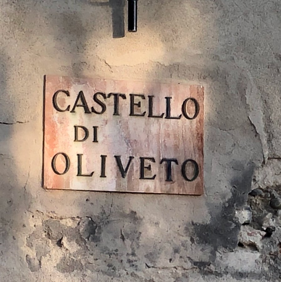 Castello di Oliveto sign