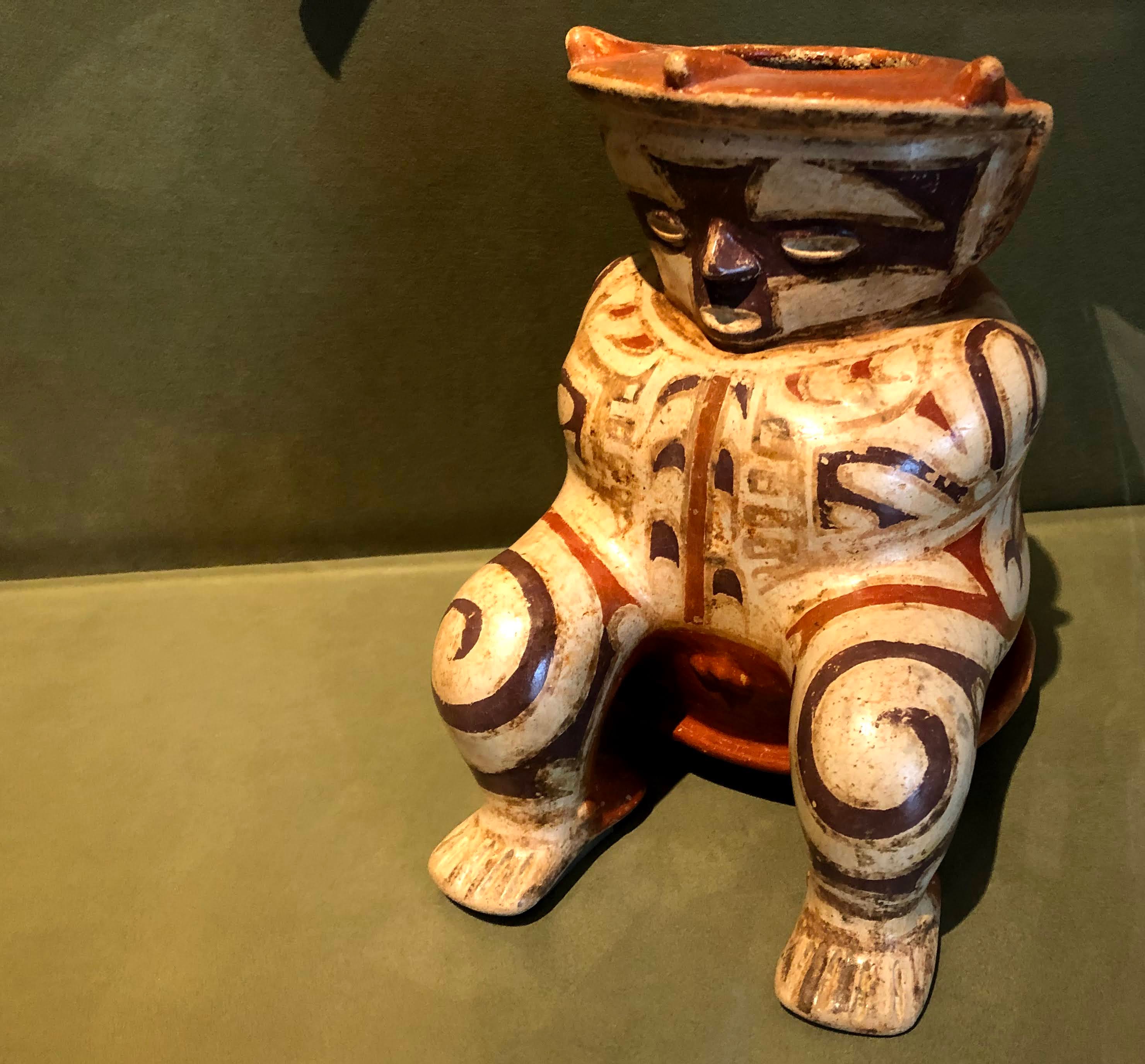 Hunchbacked figure vessel