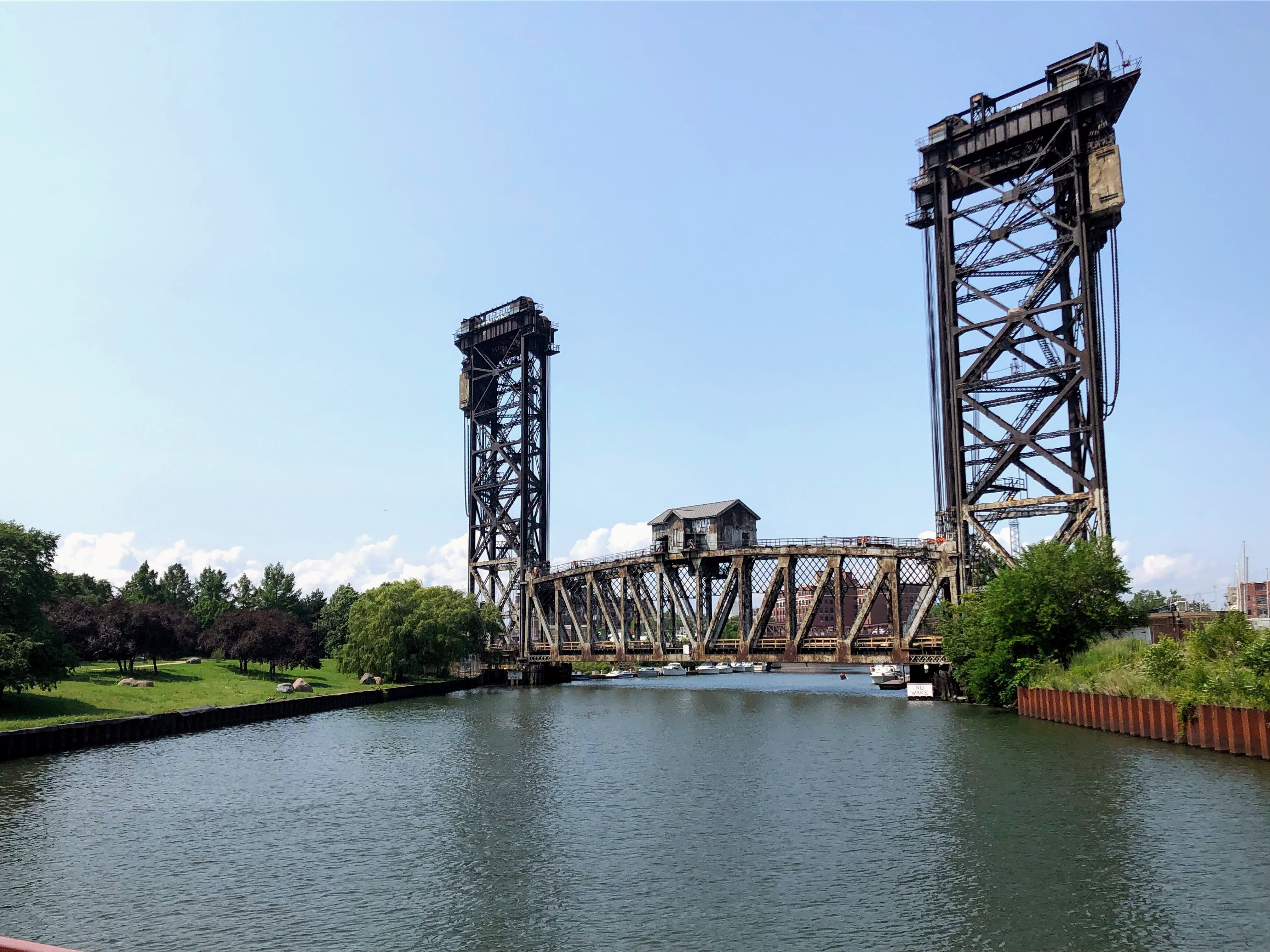 Lift bridge