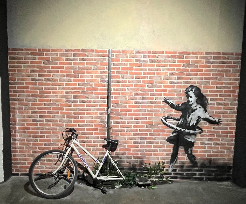 Hula-Hoop girl, Banksy